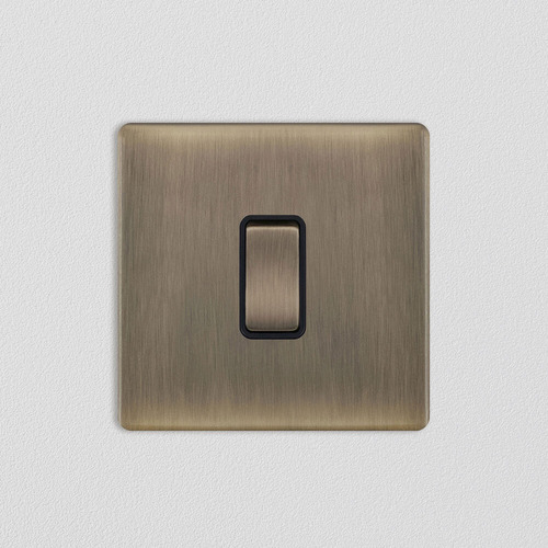 Screwless switches and sockets